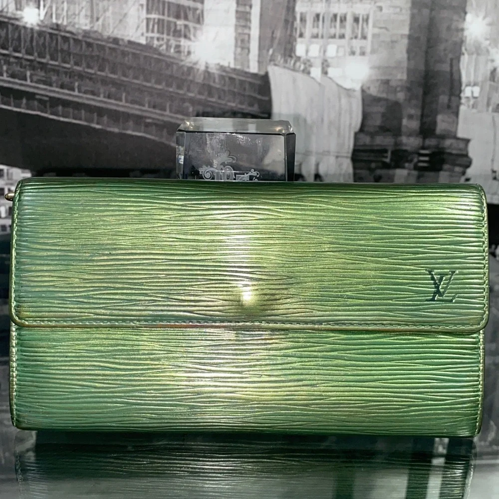 Authentic Rare Louis Vuitton Epi Leather Sarah Wallet